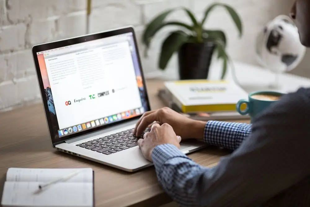 Commerçant qui gère les avis Google de son établissement sur un ordinateur portable