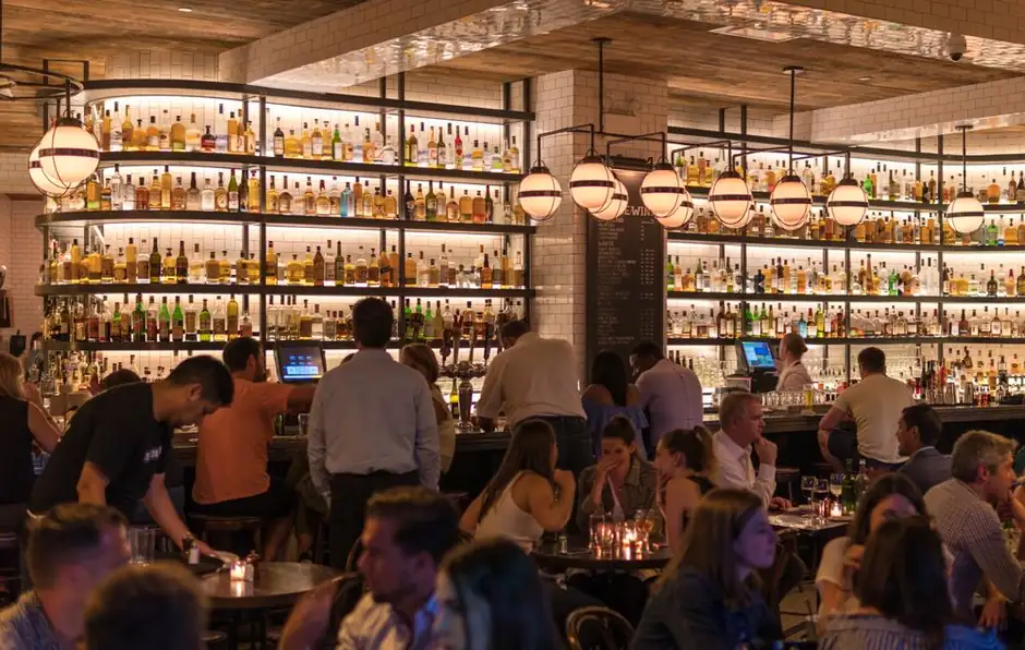 Bar-restaurant rempli de clients habitués fidélisés le soir