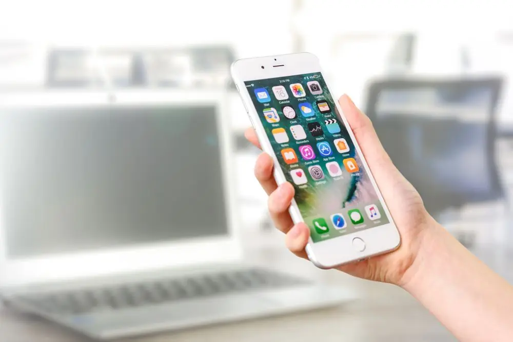 Client consultant une notification de son commerce sur son smartphone